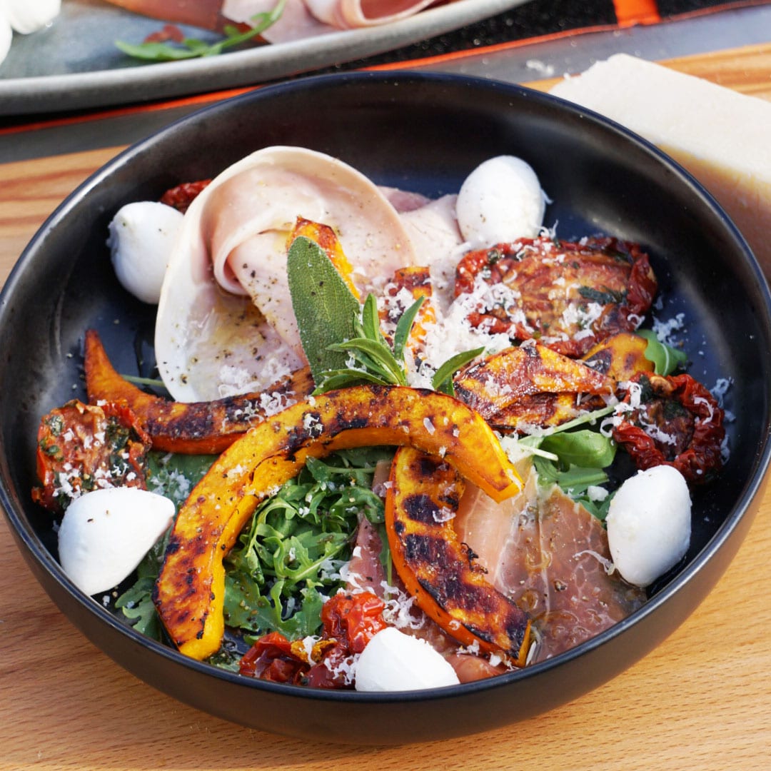 Gegrillter Kürbis Rezept mit Büffelmozzarella und Schinken